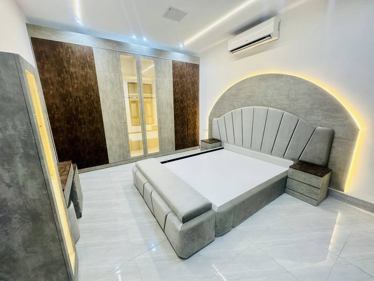 تسليم طلبية الأخ ( أبو جَبَل )

غرفة نوم نيو كلاسيك

تم بحمد الله تسليم غرفة نوم نيو كلاسيك
تتميّز بتناسق الألوان، هدوء التصميم،
وتفاصيل أنيقة صُمّمت بعناية لتمنح المكان إحساسًا بالفخامة والراحة.

تنفيذ دقيق، خامات مختارة بذوق،
ولمسة إضاءة ناعمة تبرز جمال كل تفصيلة.

معرض ومعمل نجارة المهندس
نرتقي بالتصميم… ونُتقن التنفيذ.


**إذا كنت صاحب هذا الإعلان وتريد حذفه لأي سبب، رجاءا أرسل رسالة إلى الدعم الفني**