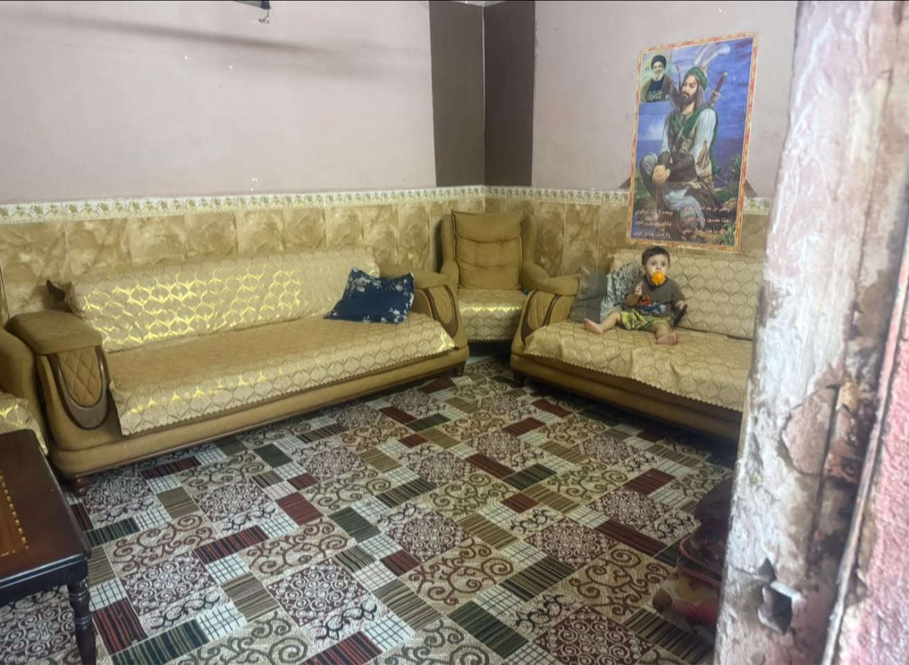 السلام عليكم هاذ بيت للايجار موقعه بغداد العماري شارا المدارس بيت بي غرفتين واستقبال وخدماته متوفره سعر الايجار 250   للأستفسار ***********
