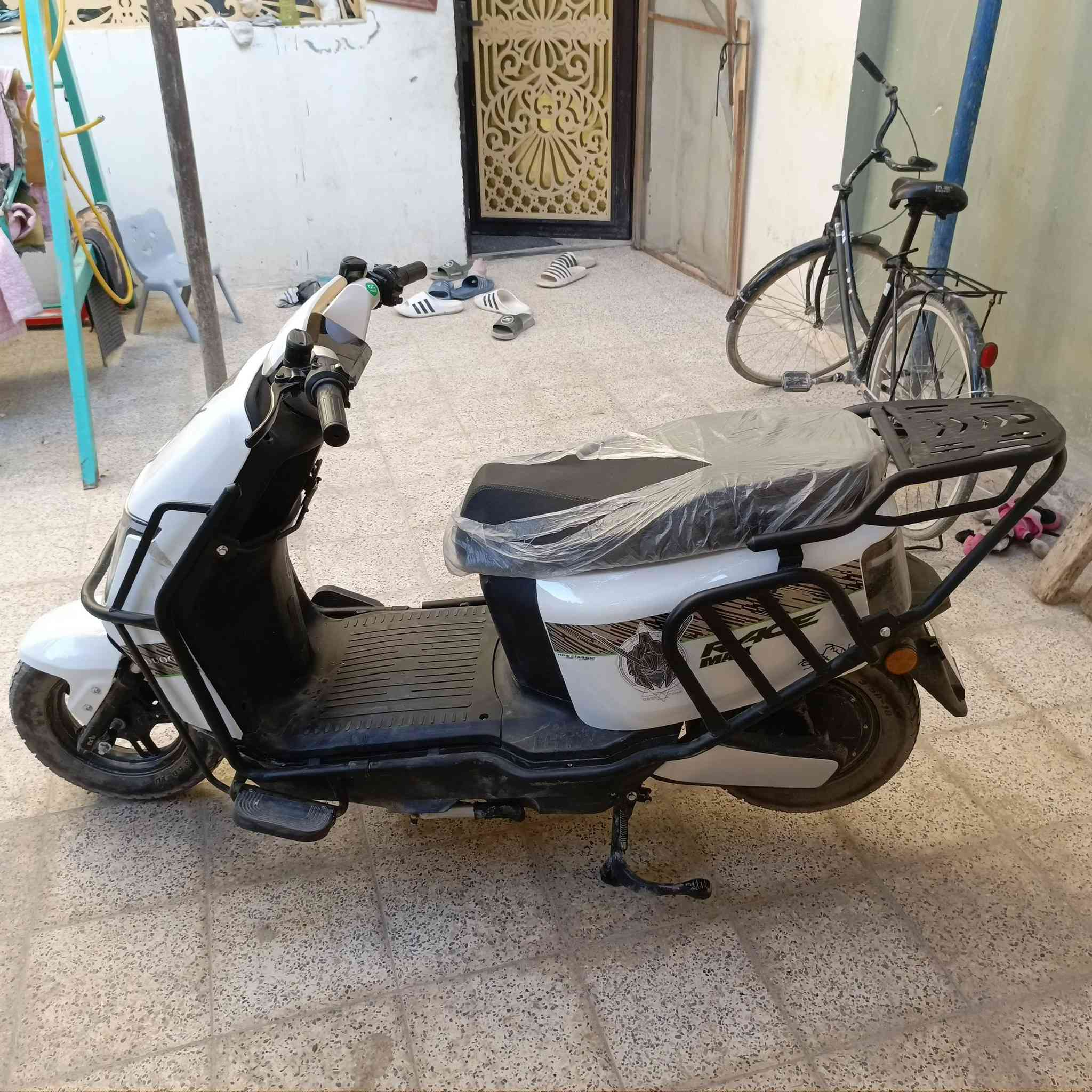 دراجة شحن البيع اصولي مكاتبه وكيل السعر 700بي مجال قليل الدراجه بيها ضرر بل كفر لامامي و جاملغ قليل شرط ما صار لها شهر طلعت من لوكيل بس بسبب لوكعه كفراتها اتضررن لهذه سبب البيع لاستفسار ***********
