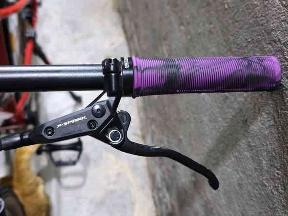 السلام عليكم.    اخوان اليوم يتوفر دراجة جبلية من نوع MTB. 
مواصفات 

🔥سستم ماركة من شركة L-TWOO،،المبدل خلفي نفس ماركة يأتي بنظام حديث 1*10

🔥الفرامل من نوع هيدروليك خلفي من شركة X-SPARK،،والفرامل امامية من ￼ Shimano الياباني 

🔥المقاس 29انج

🔥معدن دراجة بل كامل ألمنيوم ،،فقط دبل امامي من حديد 

🫆مكان الدراجة الديوانية 

💞سعر الدراجة (600)قابل للتفاوض مع تحياتي الكم 🫡￼

الرقم:***********.

الدراجة جديدة 🆕 جدآ
