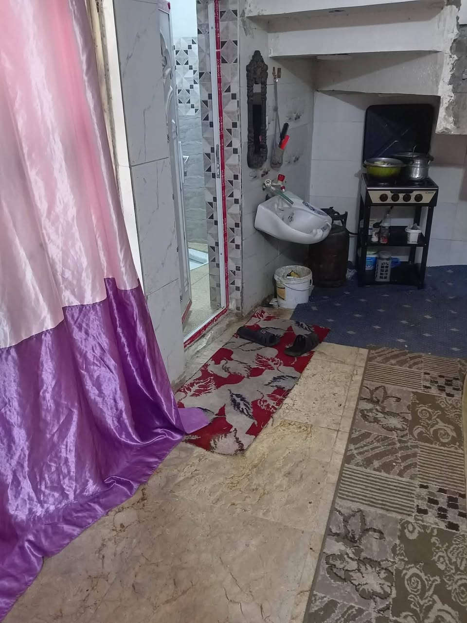السلام عليكم بيت للايجار 
مساحه 150م
بغداد بوب الشام 
للاتصال ***********
واتساب

