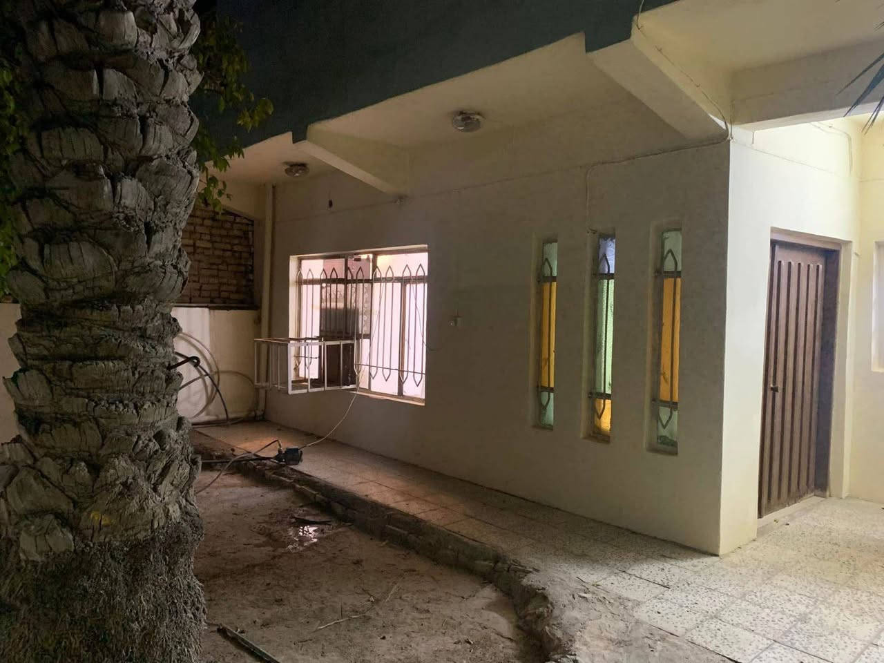 بيت للبيع 200 متر اربع غرف نوم استقبال مطبخ برميم جديد في حي صدام مقابيل جامع القدوس على الساحه السعر 145مليون مع المجال للاستفسار مكتب عين اليرموك ***********
