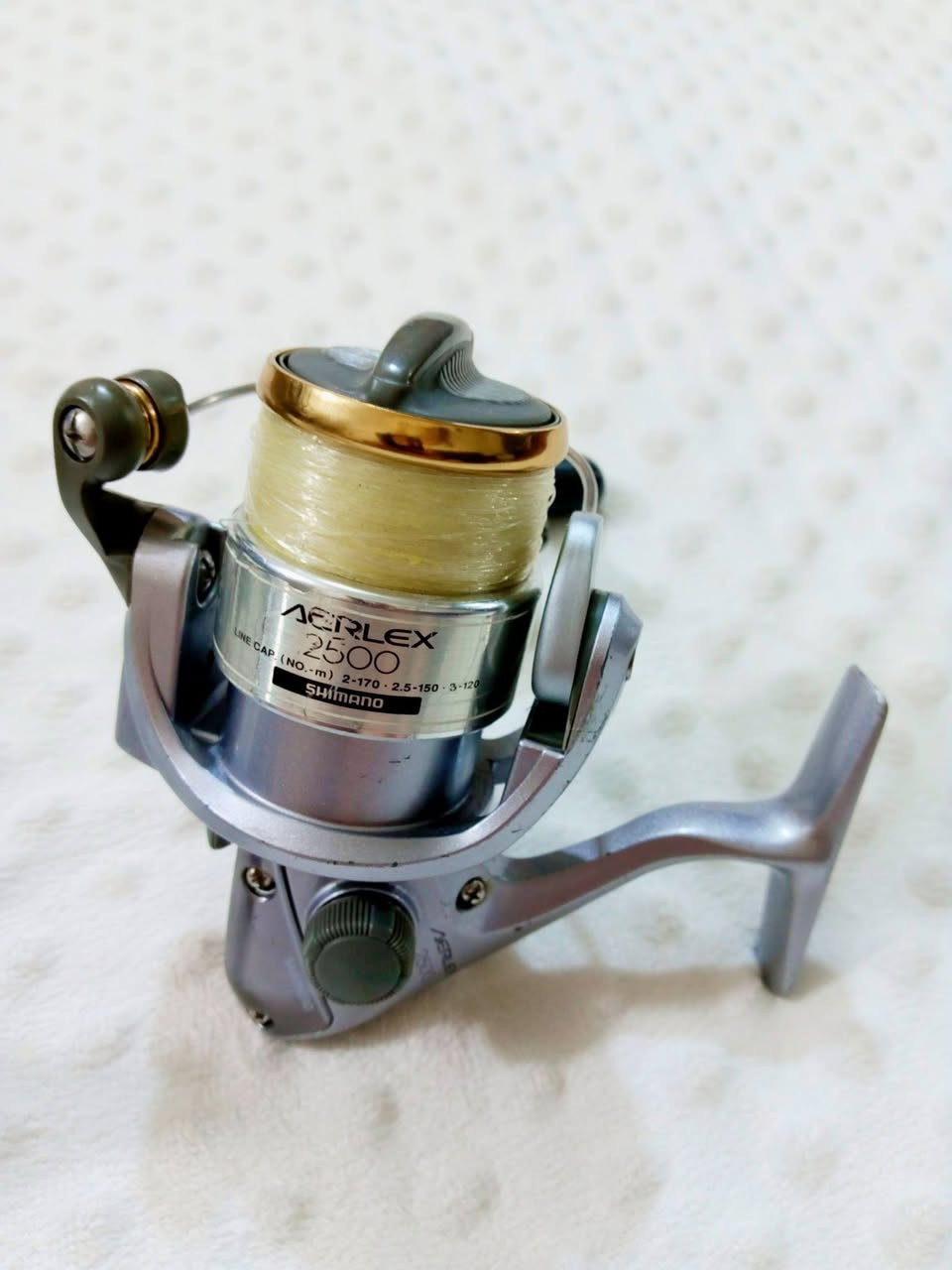 ✓✓✓السعر خاص 
رقم الوات ساب ‏‪***********‬‏
​الاسم بالعربي: شيمانو هوليداي سبين 3000 (Shimano Holiday Spin 3000)

​الحجم: 3000 (حجم متوسط، ممتاز»}
​بلد الصنع: مصنعة في ماليزيا (خط إنتاج تابع لشركة شيمانو اليابانية، وتعتبر جودتها ممتازة جداً وعمرها طويل).

​سعة الخيط 
 بالخط الناعم القياسات اليابانية: 
​تشيل خيط رقم 2 (تقريباً سمك 0.23 ملم) حوالي 220 متر.
​تشيل خيط رقم 3 (تقريباً سمك 0.28 ملم) 150 متر.
​تشيل خيط رقم 4 (تقريباً سمك 0.33 ملم) 100 متر.

✓✓✓​2. ​الاسم بالعربي: شيمانو إيرلكس 2500 (Shimano Aerlex 2500)
​الحجم: 2500 (أصغر بقليل من الأولى، خفيفة وسلسة جداً، ممتازة لصيد السحب "السبيننج" أو الصيد الخفيف).
​بلد الصنع: مصنعة أيضاً في ماليزيا (تأتي بعبارة Malaysia مطبوعة على قاعدة التثبيت).
​سعة الخيط
​تشيل خيط رقم 2 (سمك 0.23 ملم)  170 متر.
​تشيل خيط رقم 2.5 (سمك 0.26 ملم) 150 متر.
​تشيل خيط رقم 3 (سمك 0.28 ملم) 120 متر
