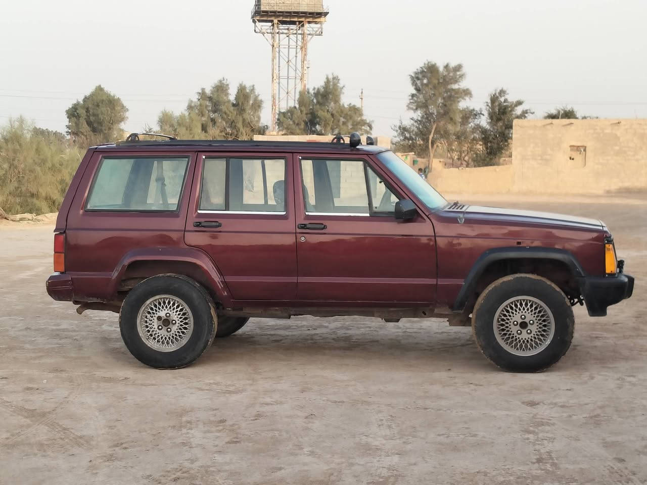 السلام عليكم
سياره جيب شيروكي محور 
موديل1992 سنويه صادره 20/1/2026  لحد سنه 2031
هزه جديده ورقم انكليزي مشروع وطني مصبوغة جماليه السعر46 ورقه العنوان محافظه واسط قضاء الموفقيه
رقمي ***********
