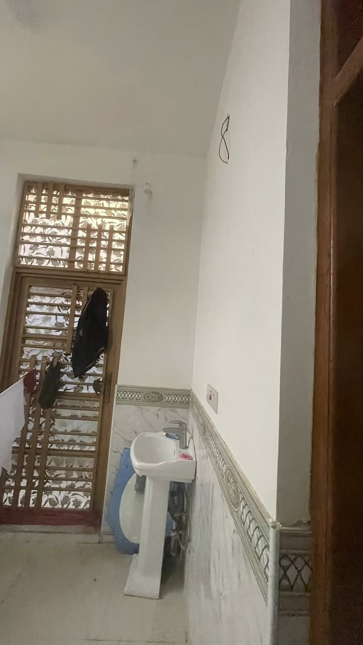 للبيع دار 170 م اسهم السفينه / قرب السيطرة طابقين مسلح/الطابق الارضي غرفتين وصاله ومطبخ وصحيات واستقبال داخلية وخارجية والطابق العلوي ثلاث غرف نوم وصاله وصحيات ومخزن وشقةمعزوله درج خارجي غرفة ومطبخ وصاله وصحيات / *********** وات ساب الحاج ابو كرار الجابري
