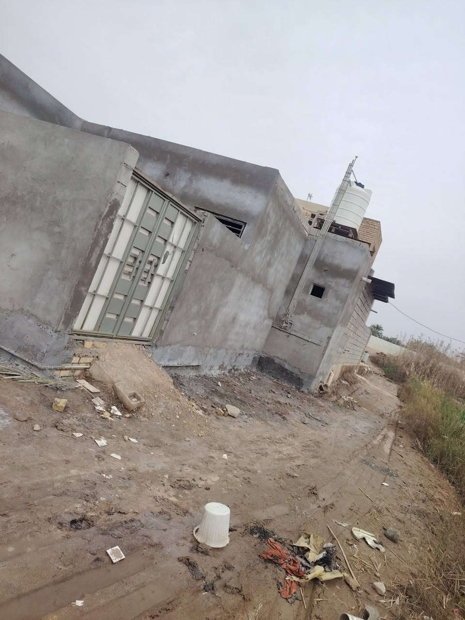 سلام عليكم متاح نصف دونم يحتوي على بيت ٣٠٠متر+مشتمل خلف حي الفنانين يوجد كافه الخدمات ماء اساله مع كهرباء وشارع تبليط يبعد عن سوق حي العسكري 5 دقائق للأستفسار الاتصال على الرقم ***********
