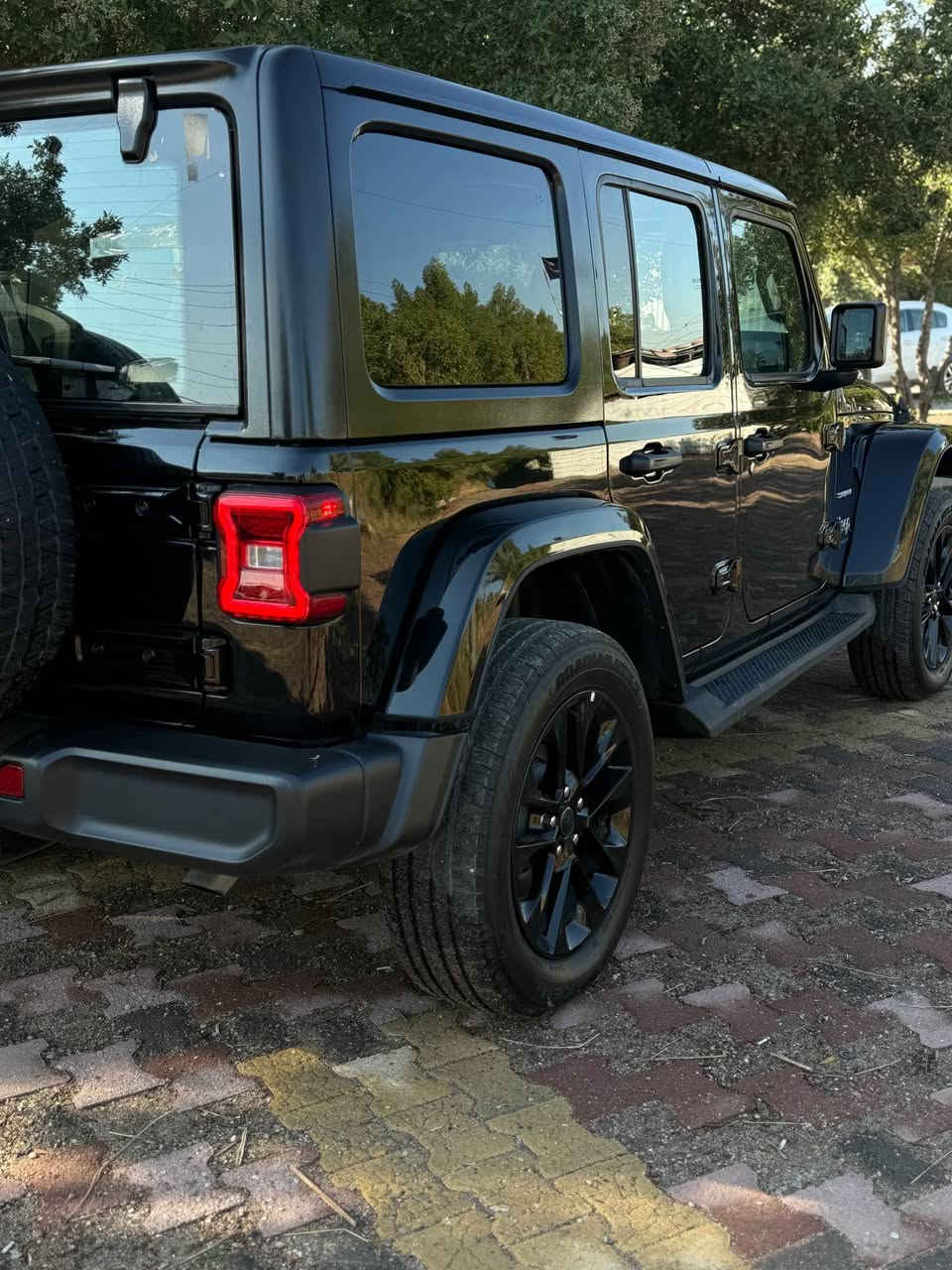 السلام عليكم جيب رانكلر  4Xe 2024  وارد امريكي
السياره مرقمه و جاهزه 

       2024 JEEP WRANGLER, SAHARA 4XE.  2.0L

حجم المكينه : 2000 تيربو + هايبرد + هجين شحن خارجي
المسافه المقطوعه : 16 ميل       
                    
الضرر : بنيد مبدل نفس الون
                       
   الايرباك : دركة استيرن و برده

#المواصفات 
1.قماره تتفصخ صير كشف
2.بصمه 
3.لوكير
4.كشافات 
6.شحن خارجي
7.هيتر بالاستيرن 
8. شاشه
9.هيترات بالكشنات
10.تشغيل عن بعد
11.كشنات مخمن
12هيترات بالكشنات
13. دمام خلفي
 

💰# السعر 317$ وبيه مجال

☎️تفاصيل اكثر هذا رقمي ***********  بيه وات ساب

مكان السياره : بغداد الكراده قرب ساحت الواثق بغداد, العراق
