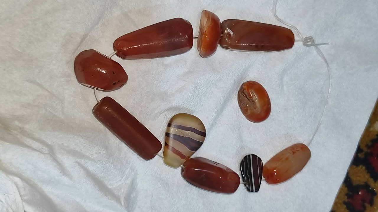 عقيق وجزع يماني شرط كلهن قديمات  السعر 300 شلع 10 قطع ***********
