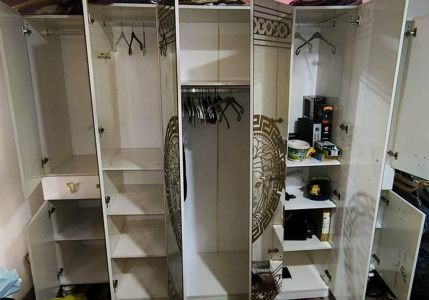 غرفه تركي نظيفه  بيها 7 قطع و دوشك و جربايه نجاره خشب مو فايبر  سعر، ٩٠٠ وبيها مجال مكان سماوة 
***********
