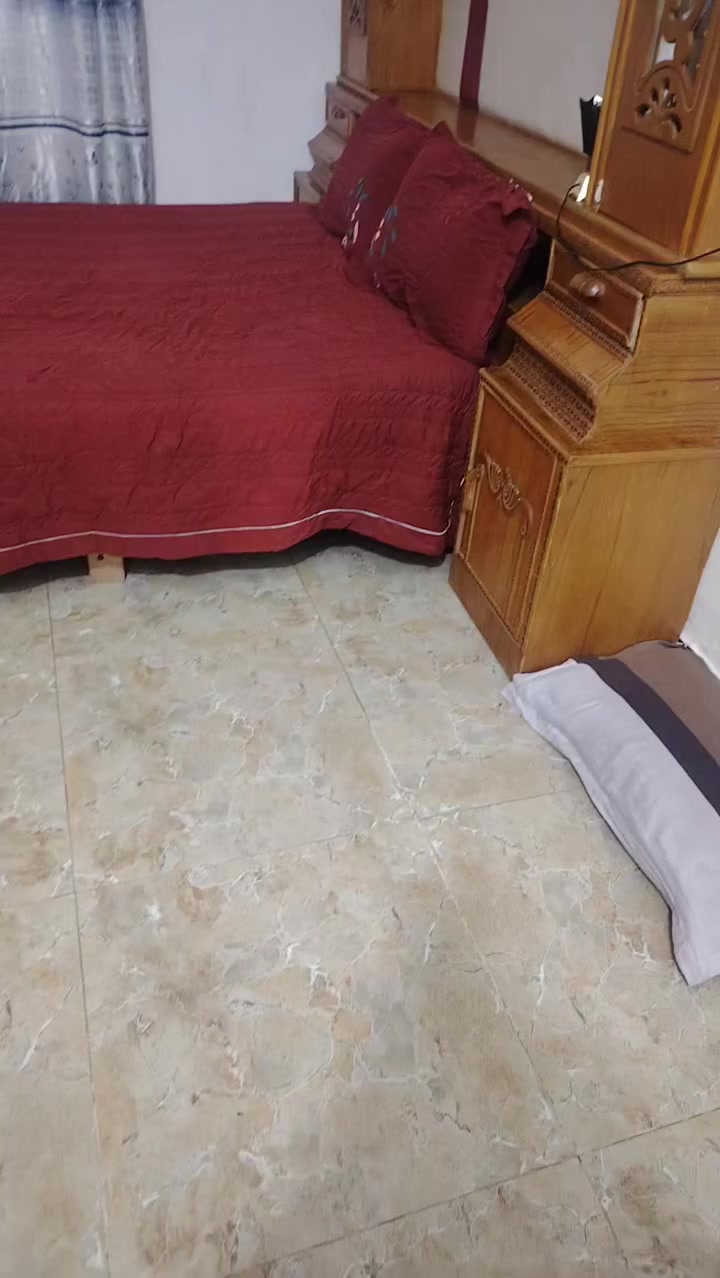 السلام عليكم من رخصت ابو الكروب عندي غرفتين للبيع جديدات او نضيفات امانه الله مابيهن خلل بس غرفه وحده مرايتها مكسوره للاستفسار التواصل عله الواتساب ***********
