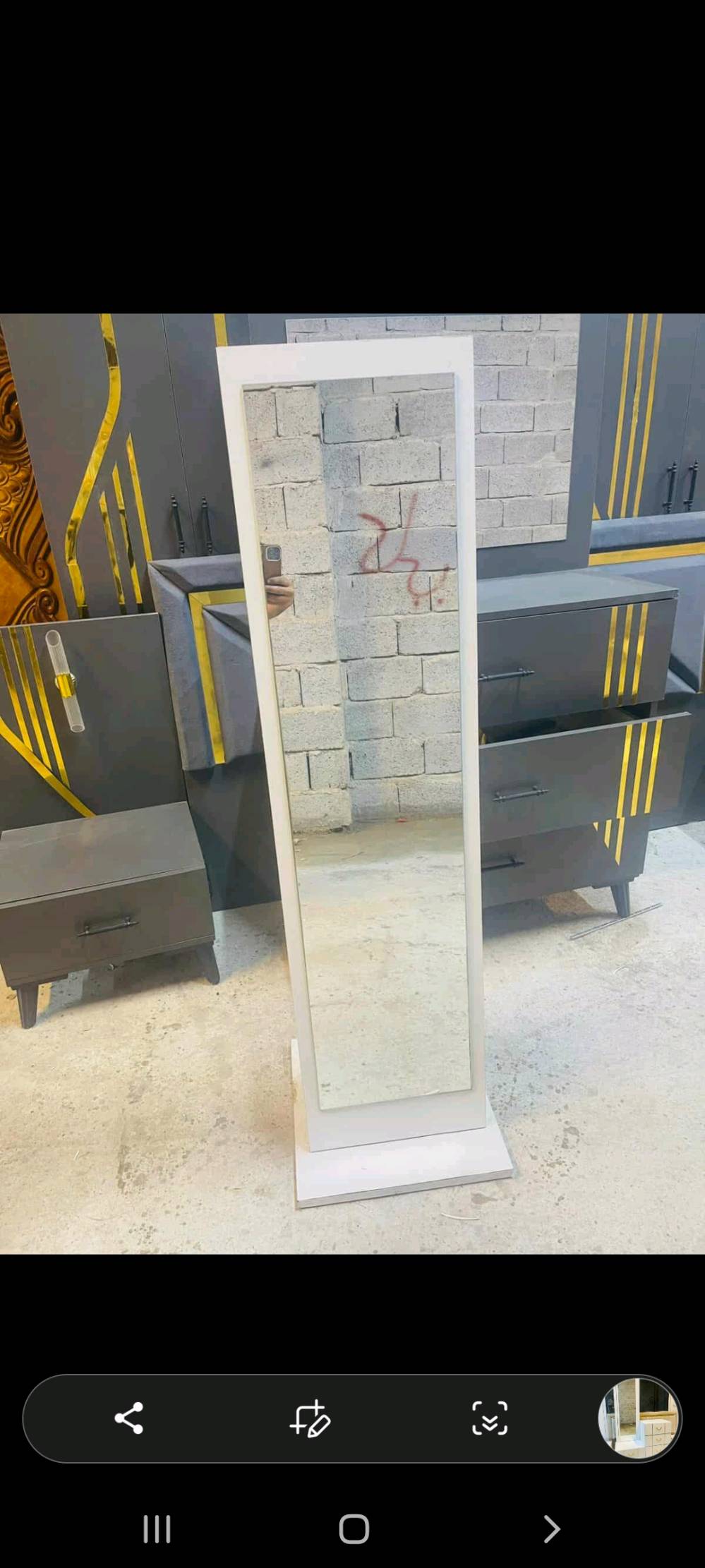 غرفة نوم كاملة تتضمن خزانة ملابس كبيرة بأبواب زجاجية مدهشة، قوة المرايا تزيد من الجمالية وتعطي إحساساً بالاتساع. يأتي مع الغرفة سرير مزود بظهر مبطن لمزيد من الراحة، بالإضافة إلى كومود صغيرة بأدراج عملية. تصميم كلاسيكي أنيق بلمسات ذهبية. مثالي لمن يبحث عن الرقي والوظائف معاً.