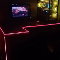 ميز MDF • اضاءة RGB • ١٢٠×٨٠