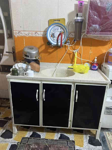 كاونتر نضيف  مترتين كامل  و ميز طعام مصدع بسبب الضب من النص بسيط  الكاونتر سعره 150 والميز طعام ب 25 الف 
مكاني الحسينيه مطعم الامير . *********** واتساب بي
