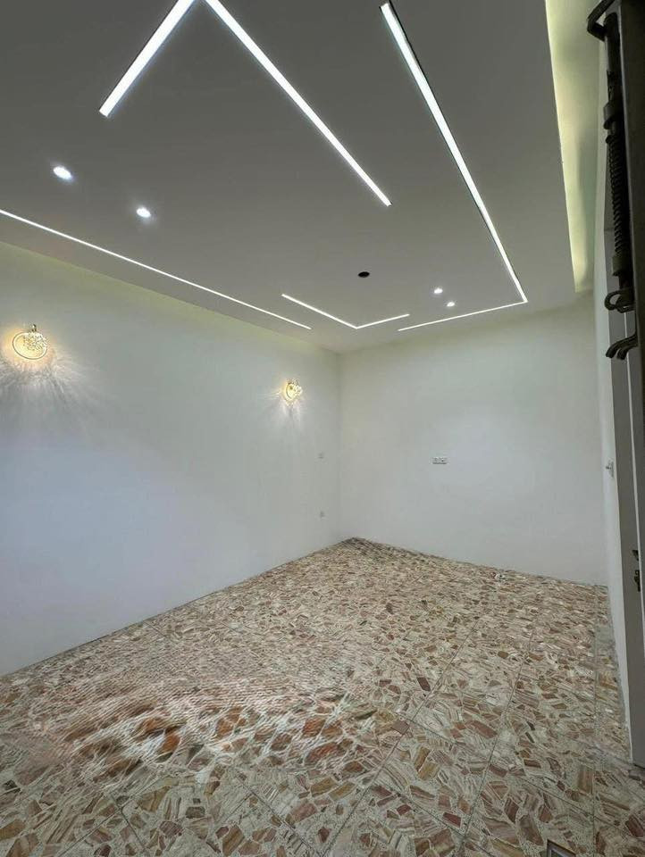 🖱️دار حديث ركن للبيع بأبعاد مميزة🖱️
🔶المساحة :62م واقع حال 68م ركن
     🔶الواجهة ١١،٥م. نزال ٥،٨٠م
🔶 ركن على شارعين
يحتوي على : حديقة +مطبخ + استقبال + صالة + خدمات + غرفتين نوم 
🔶شارع عريض ١٥م + رصيف ٥م
الموقع : حي البنوك / خلف لحوم البركة
للاستفسار الاتصال على الرقم التالي
***********  متوفر واتساب
او مراجعة مكتب الدار للوساطة العقارية الكائن في حي البنوك بداية شارع الكنيسة من جهة الجسر
