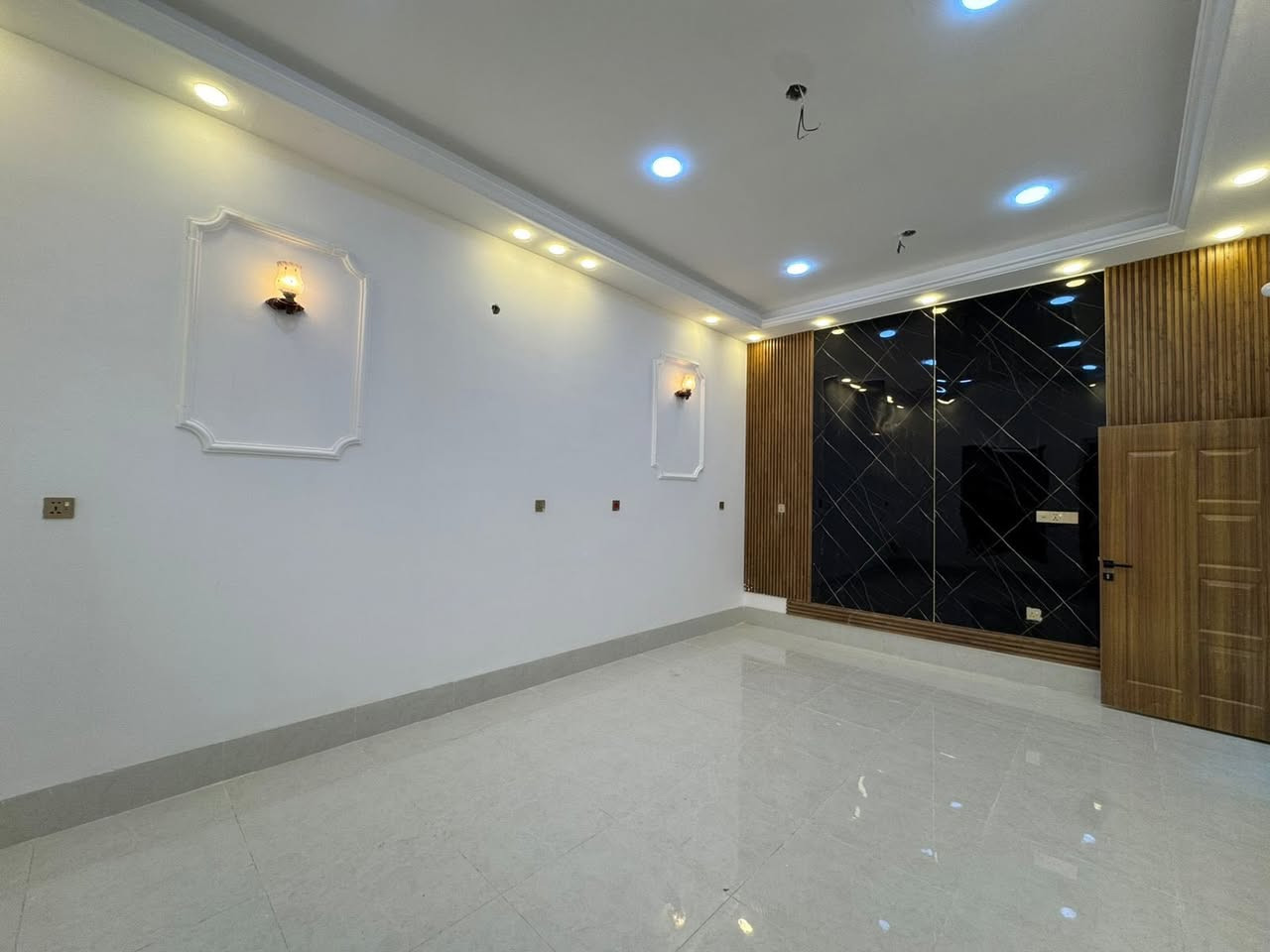 السلام عليكم
بيت طابو صرف مساحته ١٠٠ م٢. واجهة ٨،٣٣، نزال ١٢
البيت ركن على شارعين ، البناء درجة اولى 
، البيت جديد تم إنهاء العمل فيه بتاريخ(٢٠٢٥/٥/١٥)،
البيت: استقبال ، مطبخ، ٤ غرف نوم( ١ ارضي، و٣ طابق ثاني)
٣ حمام (حمام خارجي شرقي، ٢ حمام غربي ارضي وطابق ثاني )
مع السخان وماطور ماء،
العنوان : تراث الشرطة الخامسة / قرب شارع الجميلي
للاستفسار مراسلة الواتساب فقط على الرقم
***********
السعر ٢٠٠ مليون
