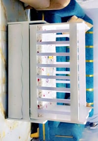 سرير اطفال • غير مستعمل • مندر للبيع