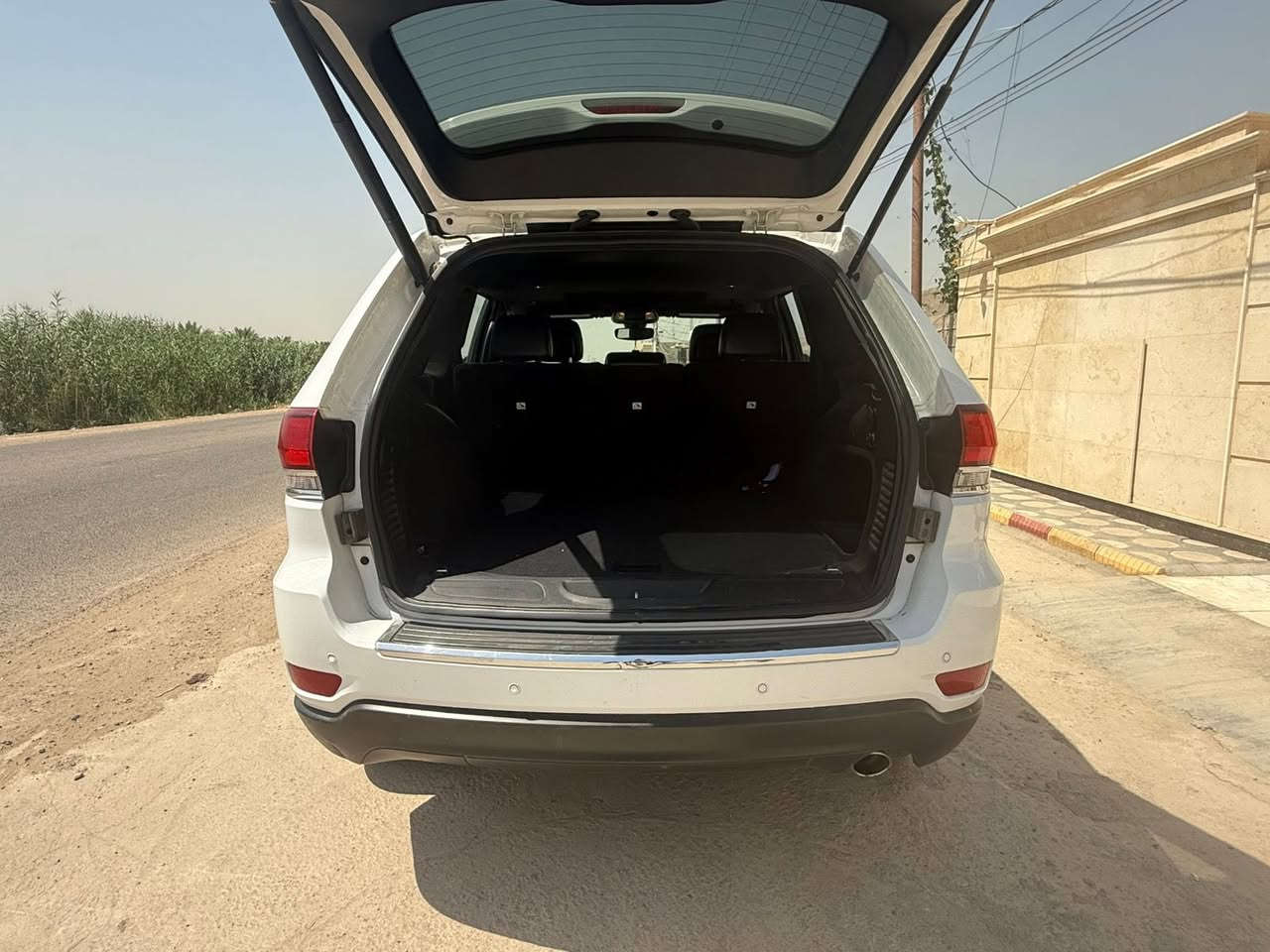 النوع والماركة: جيب (Jeep)
￼ الفئة: لمتد (Limited) - مواصفات عالية.
￼ الموديل: 2020
￼ اللون: أبيض  ‭ ‬ 0772 969 4707مكان بغداد حي جهاد
