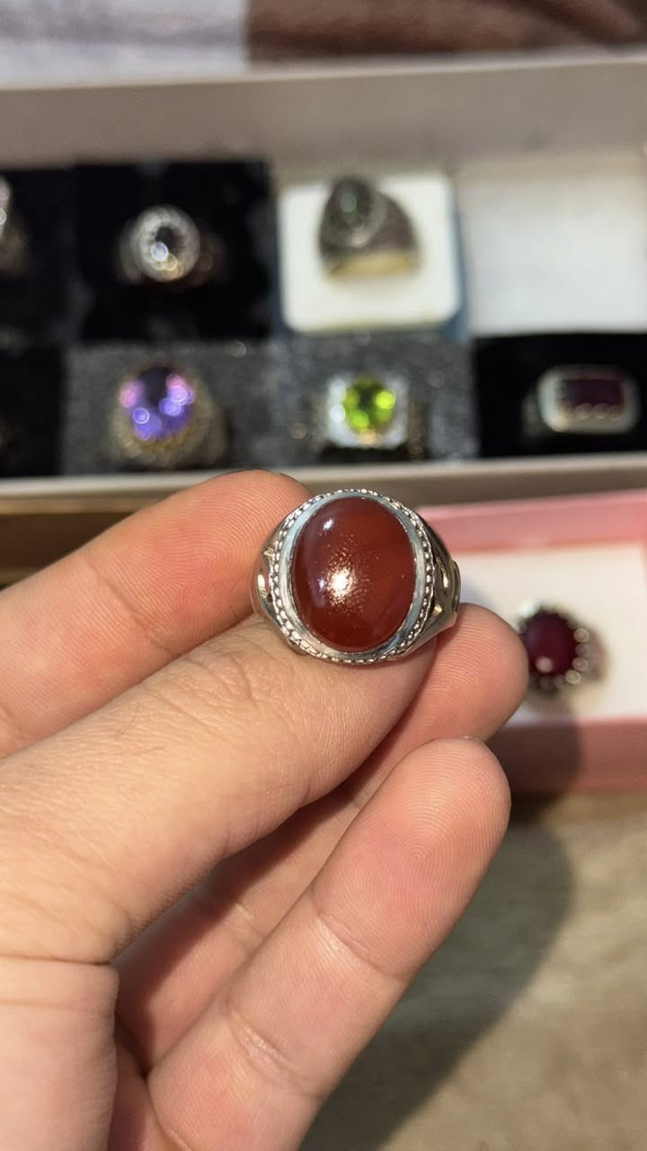 عقيق يماني ذمه مشروط
صياغة يدويه ثقيلة مميزه ومتعوب عليها حفر (يا علي ) 
موقعي البصره 
هـ ***********
