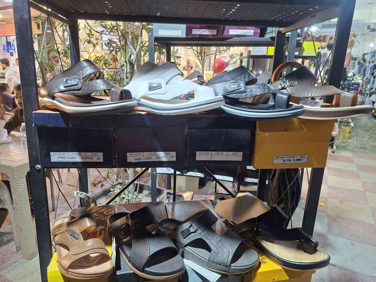 السلام عليكم تعلن احذية ابو انس موديلات اليوم الرجاليه والنسائي والاطفال ولاشحطات الرجاليه والنسائية ولاطفال ولاملابس الداخليه العنوان بسمايه مجاور زنود ست برهومي لاستفسار على الرقم ***********
