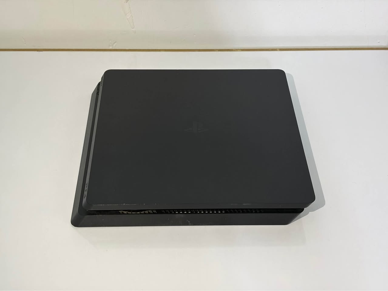 بلي 4 سلم مستخدم بحالة جيدة
جميع المحلقات بدون الصندوق
واير الطاقة و شحن الجويستك و واير الـHDMI
جوي ستيك نظيفة مع دريفت بسيط و دكمة الشير متشتغل

السعر 235,000 و بيه مجال بسيط
مكاني بغداد - اليرموك بغداد, العراق


**إذا كنت صاحب هذا الإعلان وتريد حذفه لأي سبب، رجاءا أرسل رسالة إلى الدعم الفني**
