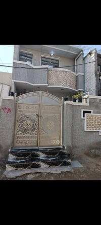 بيت.للبيع تجاوز 100متر طابق اونص منطقة حي البساتين مدخل المنطقة الي مق...