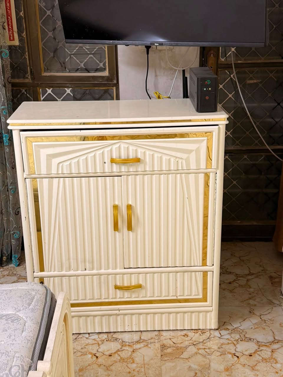 غرفة عراقية ضخمة نضافة ٩٠٪؜
شغل عراقي درجة اولى ماخذها ب٢٤٠٠ 
رايدها ب١٢٥٠
سرير
كنتور ٦ ابواب مع ملاحق كبيرة
كنتور بابين مع ملحق كبير
ميز مرايا كبير 
كومدي 
مرايا
كومدي اثنين بصف السرير
مكاني بغداد حي تونس سبب البيت تحويل غير بيت وغرفة صغار


**إذا كنت صاحب هذا الإعلان وتريد حذفه لأي سبب، رجاءا أرسل رسالة إلى الدعم الفني**