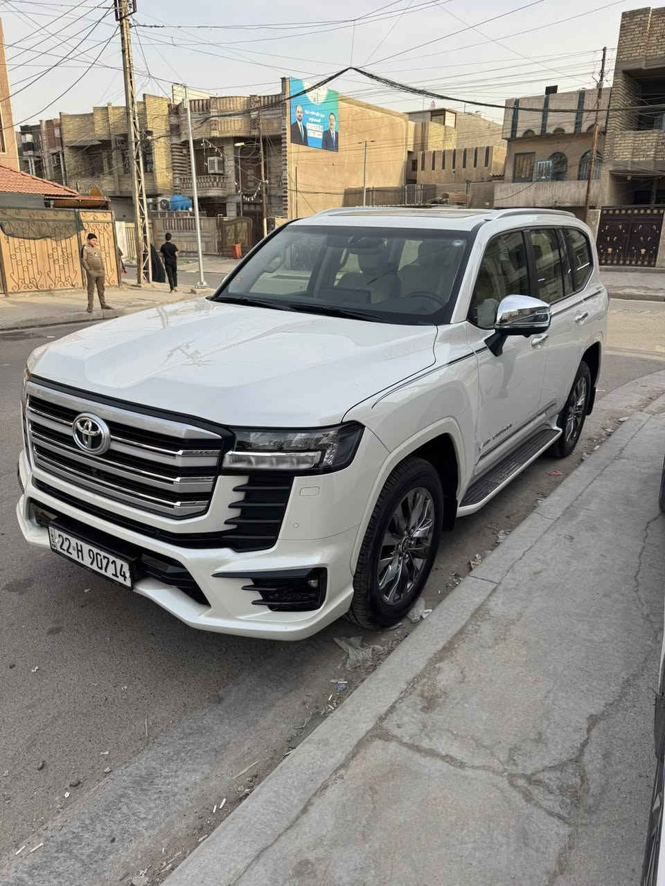 سلام عليكم  لاندكروز مديل 2024 لمتد  ساز باب اول سياره مغلفه بي بي إف ومكفوله كفاله عامه بكان السياره بغداد الشعب  السعر 73 الف  ***********
