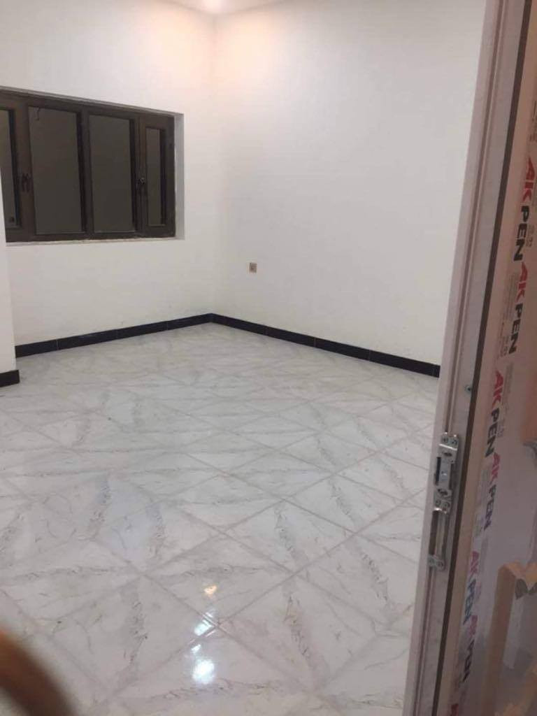 سلام عليكم 
مشتمل ب العرصات طابق ثاني غرفتين وصالة و مطبخ وحمام وبناء حديث ايجارها الشهري 750 الف وبيه درج خارجي يرهم للعوئل الصغيرة والموظفين وحتى يصلح مكتب
للتواصل مكتب/ ***********
