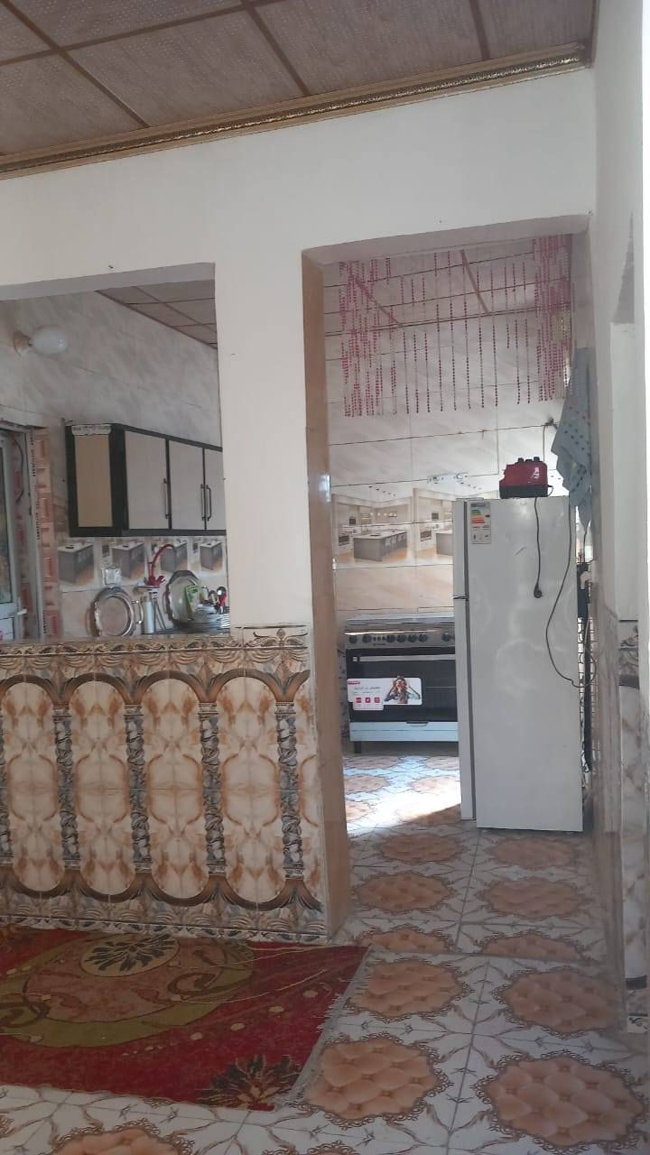 بيت البيع 150متر على طريق ابو جاسم حي الزهراء يبعد عن شارع العام 75متر يحتوي البيت غرفه نوم 2 صاله مطبخ صحيات وحديقه خلف البيت بلوك سندويج سقف ثانوي سيراميك شغل درجه اولى السعر 25مليون وبي مجال عنون  مكتب  السعدي للعقار بابل المسيب على طريق ابو جاسم يم حي النوار مقابيل فرن صمون ***********واتساب
