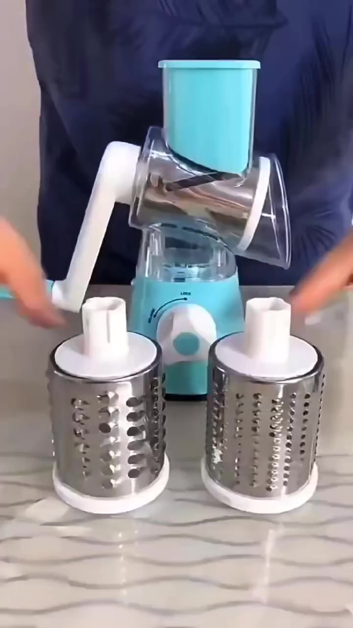 #مبشرة_خضار وجبن يدوية دوّارة بقاعدة شفط – Tabletop Drum Grater
      
السعر 9 الاف يتوفر خدمة توصيل لكافة محافظات العراق 

• مبشرة دوّارة تعمل باليد مصممة لتبشير وتقطيع مجموعة متنوعة من الأطعمة مثل الجبن والخضار والمكسرات بسهولة على سطح الطاولة.

• تعمل بآلية تدوير يدوية سهلة الاستخدام تساعد على برش أو تقطيع المكونات بسرعة.

• تحتوي على 3 أسطوانات من الستانلس ستيل قابلة للتبديل: برش ناعم، برش خشن، وتقطيع شرائح.

• قاعدة شفط قوية تثبّت الجهاز على الأسطح النظيفة والملساء غير المسامية أثناء الاستخدام.

• فتحة إدخال واسعة مع دافع للطعام للمساعدة على إدخال المكونات مع إبقاء اليد بعيدًا عن الشفرات.

• تصميم قابل للفك والتنظيف حيث يمكن فصل الأجزاء بسهولة بعد الاستخدام.

• مخرج مائل للطعام يساعد على تقليل انسداد المكونات أثناء التشغيل.

• نوع المنتج: مبشرة طاولة دوّارة يدوية
• رقم الموديل الظاهر: Z-2967
• آلية التشغيل: تدوير يدوي (Handle crank)
• الشفرات: 3 أسطوانات من الستانلس ستيل

• أنواع الشفرات:
 • بشر ناعم (Fine)
 • بشر خشن (Coarse)
 • تقطيع شرائح (Slicing)

• قاعدة التثبيت: قاعدة شفط (Suction Base)
• الاستخدام: برش وتقطيع الجبن، الخضار، البسكويت، والمكسرات

محتويات العلبة:
• قاعدة الجهاز مع نظام الشفط
• مقبض التدوير (Handle)
• وحدة إدخال الطعام (Feeding Jar / Hopper)
• دافع الطعام (Food Pusher)
• أسطوانة تقطيع شرائح (Slicing Drum)
• أسطوانة برش ناعم (Fine Shredder)
• أسطوانة برش خشن (Coarse Shredder)
• ورقة تعليمات الاستخدام والتجميع


**إذا كنت صاحب هذا الإعلان وتريد حذفه لأي سبب، رجاءا أرسل رسالة إلى الدعم الفني**