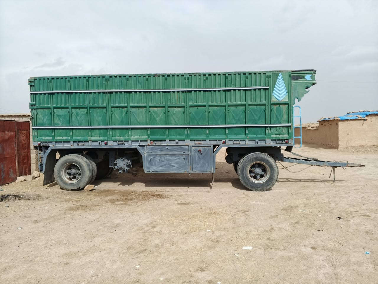 مقطوره للبيع طول سبعه وثلث دناگير اسكانيا صينيه 110 تخم تاير 22,5 فصال نجمه السعر والاستفسار يرجى الاتصال على الرقم التالي ***********
