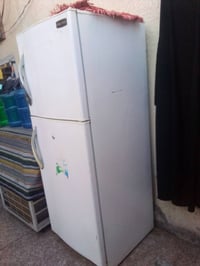 ثلاجه لبيع. اتصال فقط. 07813509510اتصال فقط