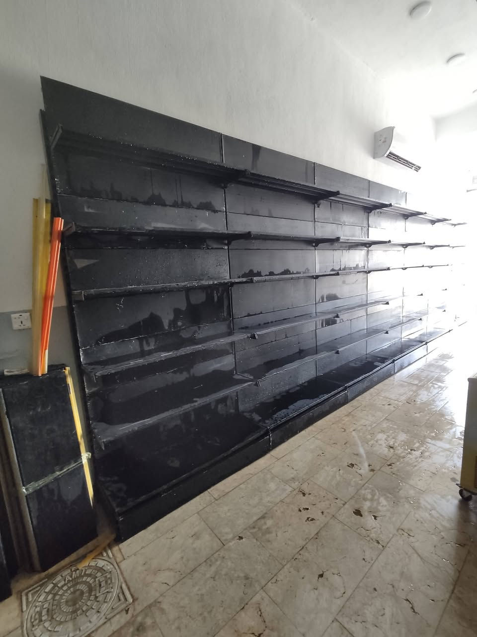 سلام عليكم ارفوف وسطي لون فيلي الارتفاع متر ٨٠ تركي اصلي ابو جسرين ثقيل نظافه فول استعمال قليل جدا+رفوف جداري 7مترات الشراي يتصال ***********
