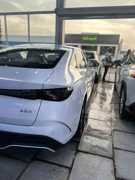 عروض يوم الخميس   2025/12/4 من شركة يونس العتابي  عن وصول وجبه جديده من BYD 
 
شجايبيلكم اليوم الي مموجود بكل العراق 

صافي بدون دلاليه✈️فقط في شركة يونس العتابي

 سيارة سيدان متوسطة الحجم تتوفر بنسخ هجينة قابلة للشحن (DM-i) وكهربائية بالكامل (EV)، وتتميز بتصميم مستوحى من مفهوم "جماليات المحيط" وتقنيات متقدمة مثل نظام التحكم الذكي بالقيادة (DiPilot) وشاشات عرض متعددة. النسخة الهجينة تجمع بين محرك بنزين ومحرك كهربائي، وتوفر مدى قيادة كهربائي يصل إلى 120 كم ومدى إجمالي يتجاوز 2100 كم. أما النسخة الكهربائية فتبني على منصة e-Platform 3.0 Evo وتوفر مدى كهربائي يصل إلى 545 كم.  
مواصفات BYD Seal 06 DM-i الهجينة
المحرك: نظام هجين قابل للشحن DM-i 5.0، يضم محرك بنزين سعة 1.5 لتر ومحرك كهربائي. 
المدى: يصل إلى 120 كم بالقيادة الكهربائية فقط، ومدى إجمالي يتجاوز 2100 كم مع خزان الوقود. 
الأداء: تسارع من 0 إلى 100 كم/ساعة في حوالي 7.5 إلى 7.9 ثانية. 
البطارية: بسعة 10.08 كيلو واط ساعة أو 15.87 كيلو واط ساعة، حسب الفئة. 
مواصفات BYD Seal 06 EV الكهربائية
المنصة: e-Platform 3.0 Evo، مع دفع خلفي. 
المحرك: نظام دفع كهربائي ذكي عالي الكفاءة، بقدرة تصل إلى 160 كيلو واط وعزم دوران يبلغ 310 نيوتن متر. 
المدى: يصل إلى 545 كم بشحنة واحدة. 
الأداء: تسارع من 0 إلى 100 كم/ساعة في 7.5 ثانية. 
التقنيات والميزات
التصميم الداخلي: شاشات عرض متعددة، بما في ذلك شاشة لوحة عدادات LCD مقاس 10.25 بوصة وشاشة معلومات ترفيهية تعمل باللمس مقاس 12.8 أو 15.6 بوصة. 
السلامة: نظام مساعدة القيادة الذكي DiPilot، مع ما يصل إلى 12 رادارًا بالموجات فوق الصوتية و 5 رادارات بالموجات المليمترية و 4 كاميرات بانورامية. 
الميزات الإضافية: شاشة وسطية دوارة، نظام صوتي متقدم، سقف بانورامي متحرك، نظام تعليق مستقل، ومقاعد جلدية فاخرة في الفئات العليا. 

واذا تريد ترقيم هم راح نرقملك

 

للطلب والاستفسار والحجز الاتصال على الارقام التاليه

ادارة المبيعات

☎️📞📲☎️📞📲

القاسم كولي     ***********

عمر العبيدي     ***********

استاذ بشير      ***********

بغداد  - معارض البياع-الشارع الرئيسي-شركة يونس العتابي

شكراً لتواصلكم معنا
