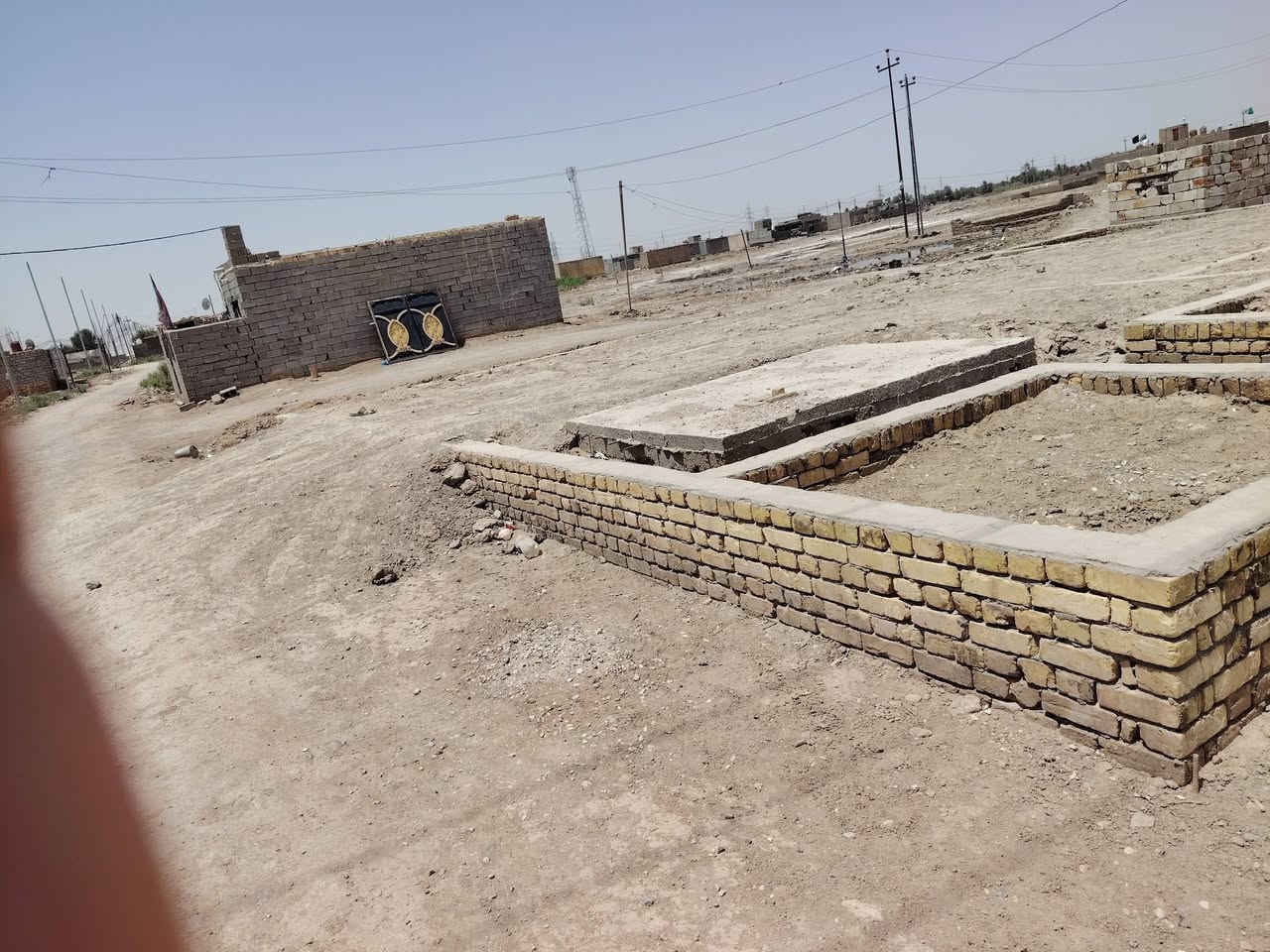 سلام عليكم
بتلو للبيع قرب سيد خضير 200 م غرفتين وصاله ومطبخ حار بارد
وديوانيه وصحيات خارجيه وكراج سياره تفاصيل اكثر 
اتصل وباالخدمه ومناسب ***********
