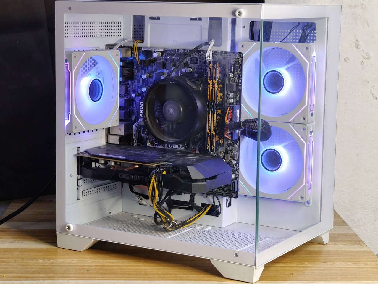 السلام عليكم 
تجميعة للبيع بمواصفات قوية ونظافة عالية جدا مع ضمان حقيقي 🌟
💠GPU: Nvidia RTX 2060 6G Gigabyte
الكرت نظيف والحرارة 70ـنات تحت الضغط
💠CPU:  R5 3500 6C 6TH 
💠Cooler: Stock Ryzen cooler
💠M.B: A320m Asus Prime 
💠RAM: 16GB 8x2 ddr4 3200Mhz T.force TUF GAMING جديدة
💠STRG: m.2 SSD 256GB 
💠P.s: 600w aigo 
💠Case: Glass White case with 3xfan ARGB
WITH RGB Remont Control

ضمان الحاسبة اسبوع 
شرط الضمان تربط على UPS لحماية القطع 
السعر 685 الف دينار كيس فقط بدون ملحقات 

تتوفر ملحقات بسعر جدا مناسب

📍الموقع بغداد مدينة الصدر قطاع 23
🚚 يوجد توصيل لجميع محافظات العراق 🇮🇶 
 هـ ***********  📞
