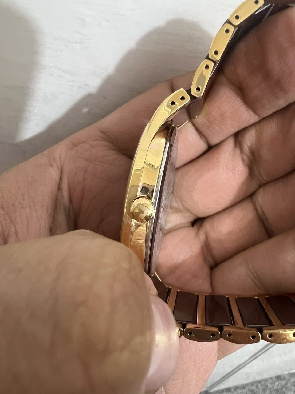 ⌚ للبيع ساعة ROAMER سويسرية أصلية
ساعة ROAMER 1888 – C-LINE SAPPHIRE

🔹 صناعة سويسرية

🔹 زجاج سافاير مقاوم للخدش

🔹 تاريخ

🔹 تصميم أنيق كلاسيك

🔹 حالة ممتازة وتعمل بدقة

القطر 42 

الهيكل الكيس مطلي ذهب 

💰 السعر: ___ (300 الف دينار )

📍 الموقع: ___السماوه

📞 التواصل: ___ وتساب ***********
