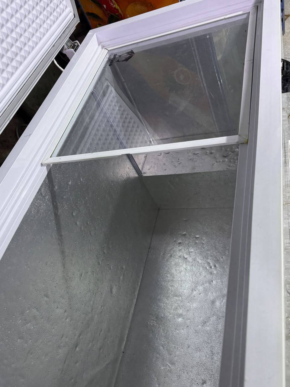 السلام عليكم مجمده حجم 14 قدم شغل فول مشحونه بس غاز ماطورها بلادي وبيها ضمان 10 أيام السعر 180 وبيها مجال بسيط مكاني الزعفرانيه شارع المعهد واتساب ***********
