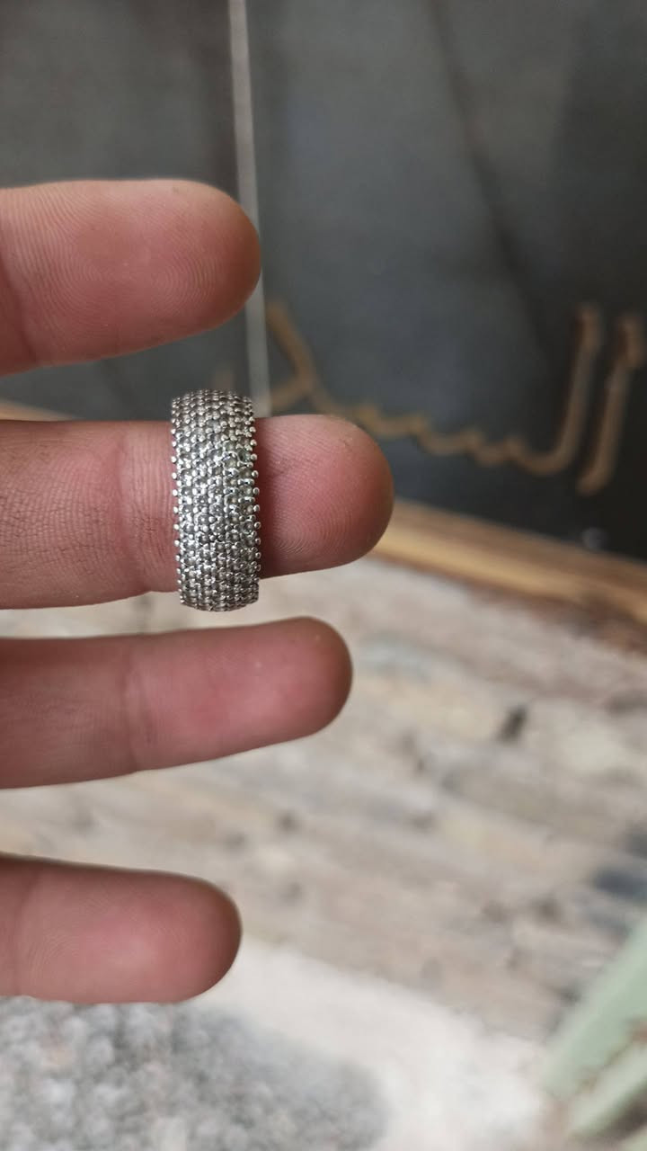 سلام عليكم حلقه فضه ٩٢٥ تطعيم ماس وزنه ثقيل مكان بغداد نهايت حي اور سبع قصور توصيل ماعدي شراي يتصل ع رقم *********** أو مراوس بمحبس نيشابوري خشن
