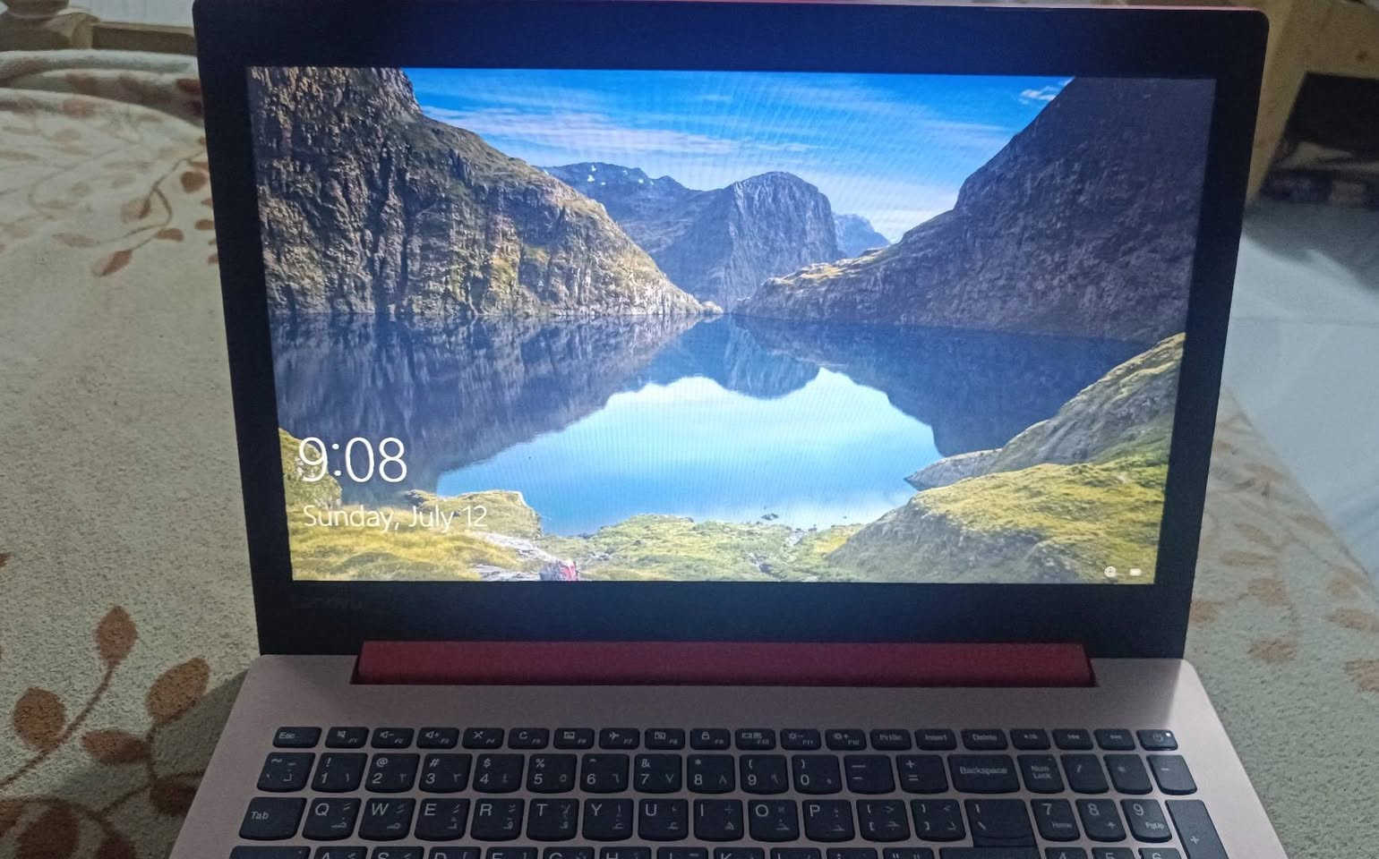 السلام عليكم .. 
حاسبة لينوفو ويندوز 10 نظيفة كلش
معالج core i celeron
رام 4gb
تخزين 512gb
السعر 170 ألف وبيها مجال
واتساب ***********
