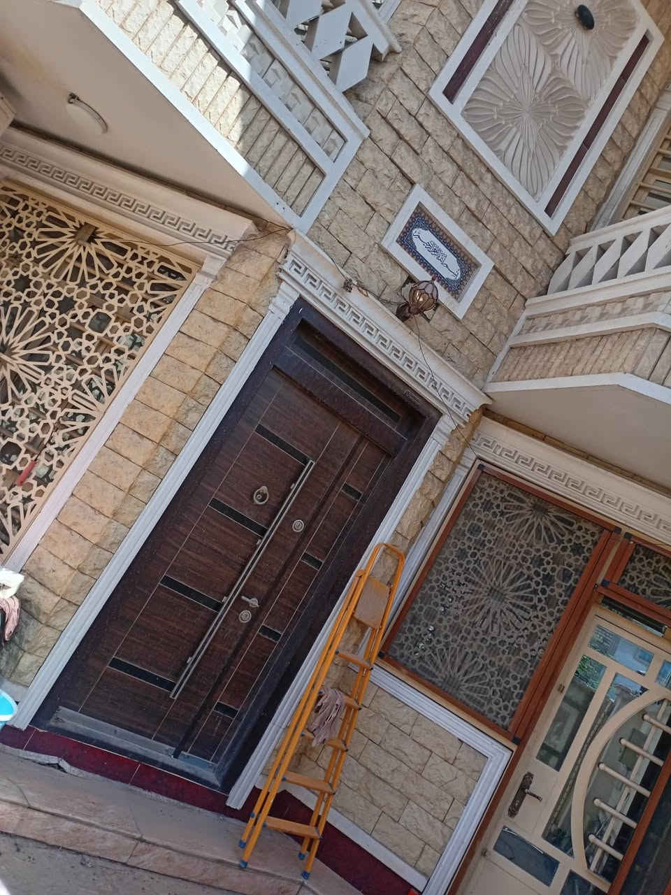 دار للبيع في الدوره شارع الزيتون طابو ملك صرف بناء حديث مساحة ١٢٥ واجه واجه ٦ وربع طابقين الطابق الأول يحتوي على استقبال وحولي غرفة نوم وحمام ومطبخ والطابق
الطابق الثاني يحتوي على غرفة النوم سويت واضياً غرفة النوم وحولي وحمام للاستفسار الاتصال على الرقم *********** وتساب ☎️
