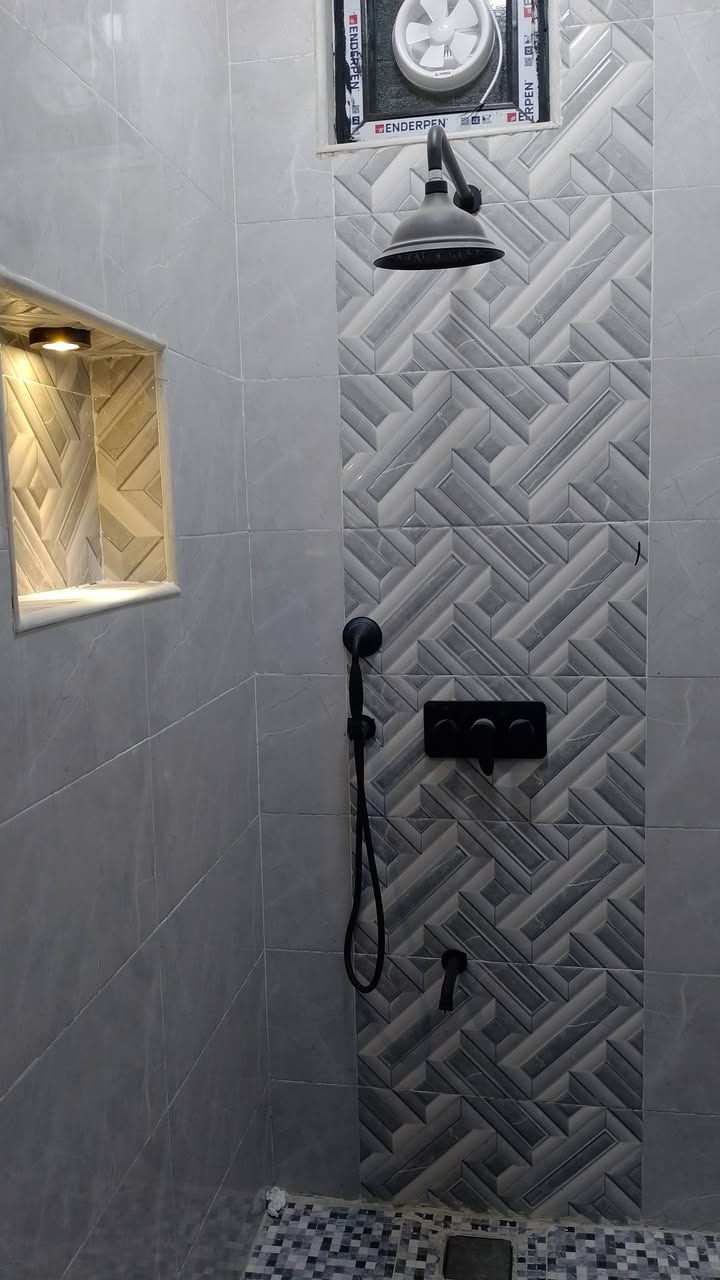 السلام عليكم ورحمة الله وبركاته
متاح في كربلاء شارع فندق البارون 
بيت مساحه 120 متر طابقين( 4 ) غرف نوم 
+ ( 4 ) (مجاميع صحيات)  + (صالتين )+ (مطبخ )+ (ستقبال ) + ( منور ) + بناء طابوق جمهوري بناء 2024 ) الواح بورسلين وتصفير مادة شرط شغل درجه اولى تفحص من قبل اي مهندس السعر/ 185/ قابل للتفاوض / رقم صاحب الدار / ***********
