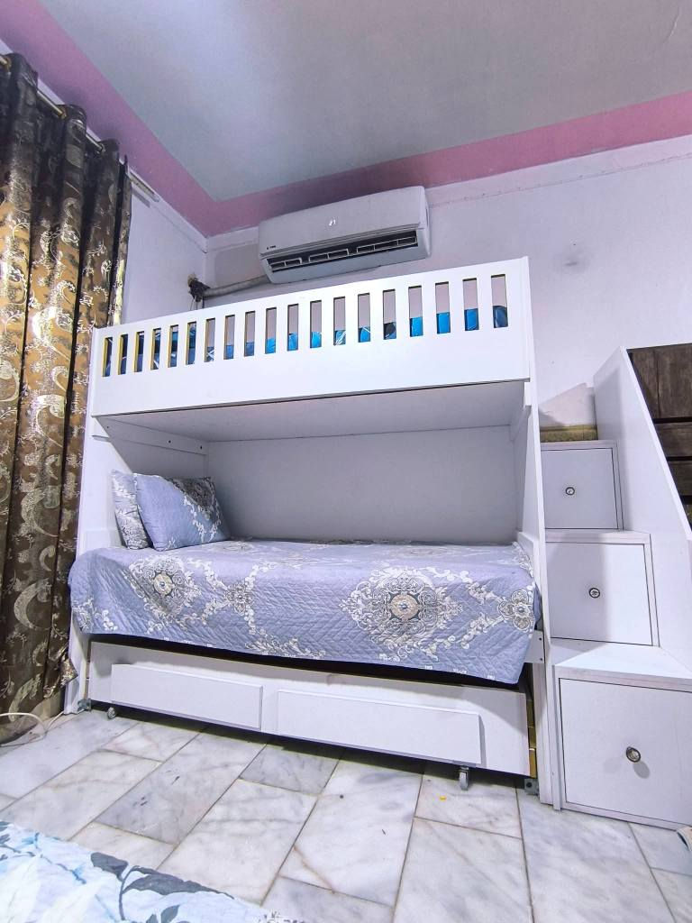 سرير تركي 3 طوابق نوعيه راقيه تفصال مفصلينه خشب ان دي اف داخله ايطار حديد للقوه والمتانه قياسه طول مترين ونص مع الدرج والعرض 85 العنوان كربلاء حي القادسيه رقم الهاتف *********** كربلاء, العراق
