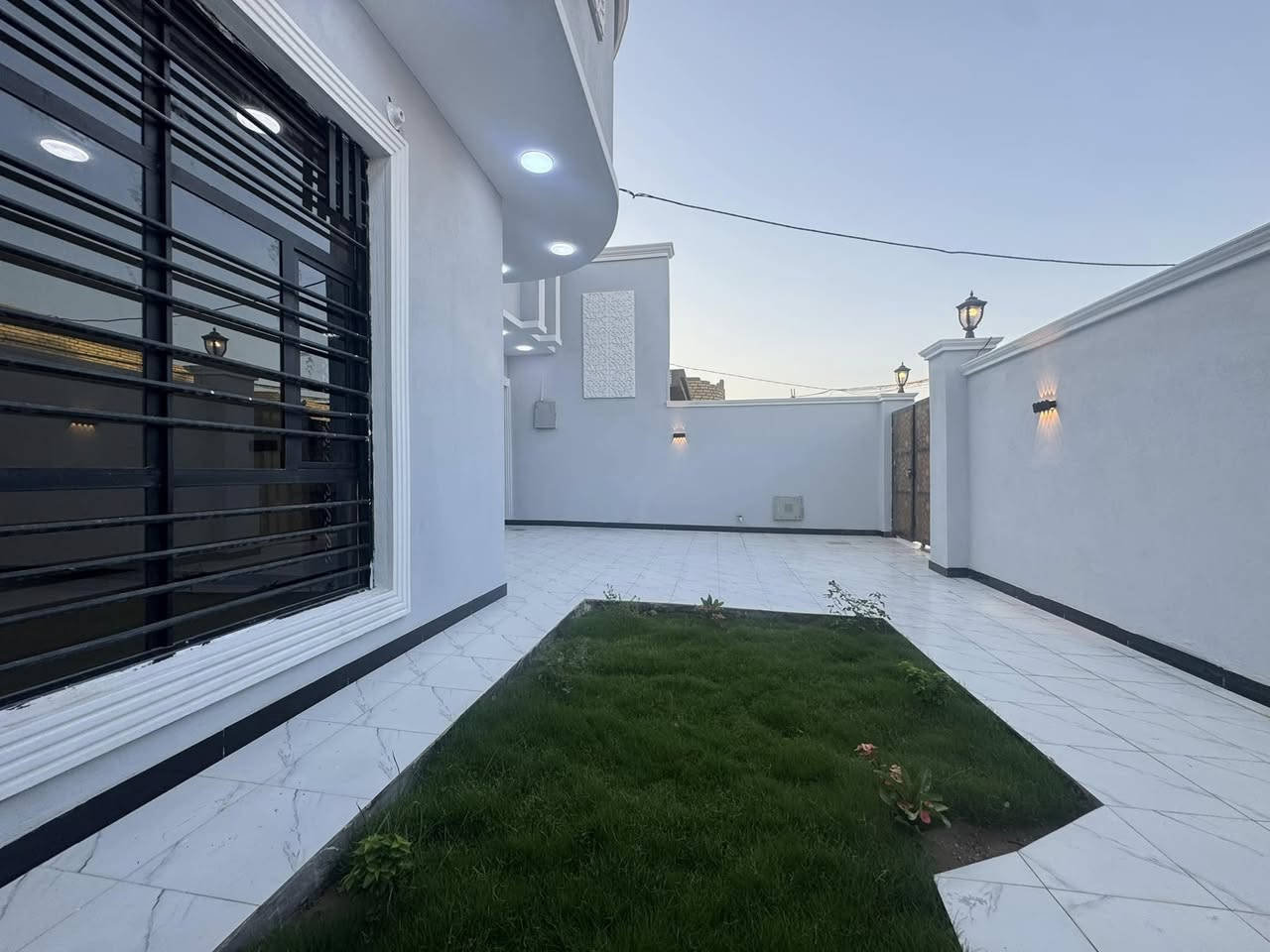 سلام عليكم 
بيت للبيع مساحه 200م
حواس (زراعي ) شارع بصف معرض حجي ناطق عرض الشارع (10)م
بناء بلوك كهرباء سيمنز 
مي مجاري كهرباء (ضمان )
يتكون من مطبخ استقبال صاله 
غرفتين نوم مناور 2بيتونه 5*6
حديقه يبعد عن الشارع 200م
البيت جديد غير مسكون 
***********
***********
