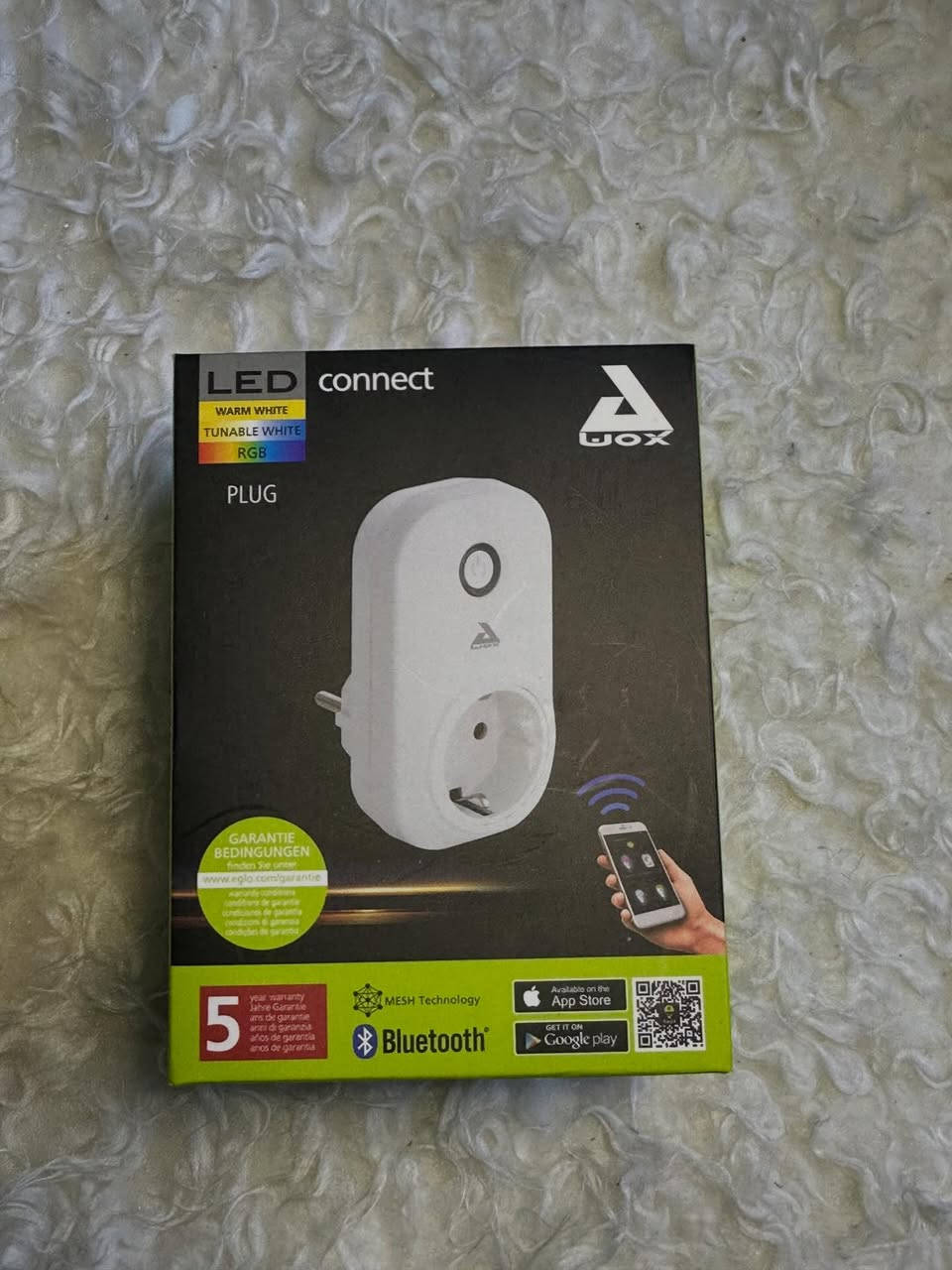 هذا الجهاز هو مقبس ذكي (Smart Plug) من سلسلة EGLO Crosslink (AwoX)، وهو مصمم لتحويل الأجهزة العادية إلى أجهزة ذكية يمكن التحكم بها عن بُعد.
إليك أبرز مميزاته بناءً على ما يظهر على العلبة:
1. التحكم اللاسلكي الذكي
• تقنية Bluetooth: يعتمد الجهاز على البلوتوث للاتصال المباشر بهاتفك، مما يسهل عملية الإعداد دون الحاجة لشبكة Wi-Fi معقدة في البداية.
• تقنية MESH: تتيح هذه الميزة للأجهزة "التحدث" مع بعضها البعض، مما يوسع نطاق التغطية داخل المنزل؛ فكل قطعة تعمل كمقوّي إشارة للقطع الأخرى.
2. التوافق والتحكم عبر التطبيق
• تطبيق مخصص: يمكن التحكم به عبر تطبيق AwoX HomeControl المتوفر على متجري App Store و Google


**إذا كنت صاحب هذا الإعلان وتريد حذفه لأي سبب، رجاءا أرسل رسالة إلى الدعم الفني**