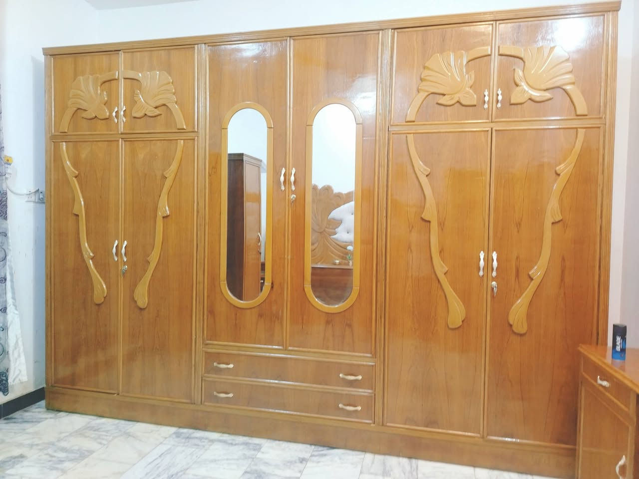 غرفة نوم تسكام صاج داخل وخارج شغل ثقيل استعمال قليل ضهر جرجوبه خمسه ملم استعمال قليل مابيها اي ضرر الواقع احله من الصور تكمه مكفوله من الشخط العنوان حلة حي الجزائر ***********.    ***********
