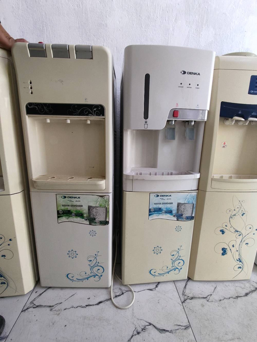 سلام عليكم متوفر برادات مي كله شغال عل فحص حار وبارد كل واحد وسعر مكان كربلاء حي العسكري سوق العابد 
