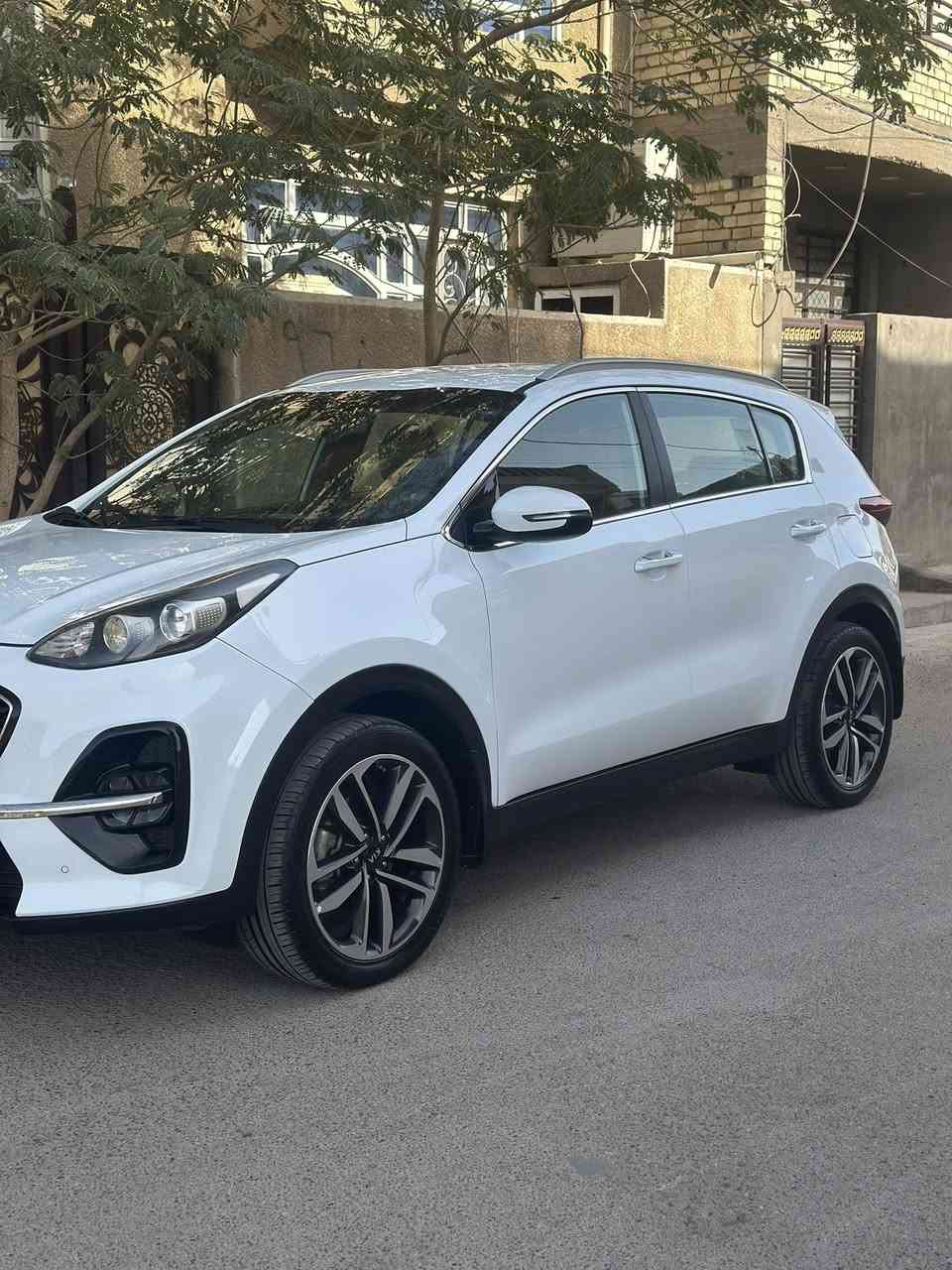 سلام وعليكم
كيا سبورتج خليجي شركة الدوليه 
موديل 2020 
رقم بغداد بسمي 
السياره  بيها بس الدعاميه صبغ باقي السياره مكفول من الصبغ والبارد 
محرك وكير مكفولات 
السياره جديده بمعنه الكلمه جاهزه من كل النواحي 
منظومة زنون اصلي 
مكان السياره بغداد 
السعر 190$
الهاتف ***********
