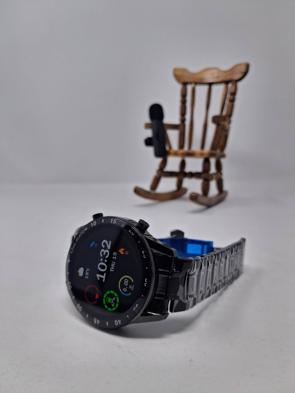 ساعة ذكية ماركة LIGE تتميز هذه الساعة بتصميم رياضي فاخر يجمع بين الأناقة والوظائف الذكية المتعددة، وهي مصممة للعمل مع أنظمة الأندرويد وiOS.
المواصفات والوظائف الرئيسية:
الاتصال الذكي: تدعم إجراء واستقبال المكالمات الصوتية عبر البلوتوث مباشرة من الساعة، بالإضافة إلى استقبال إشعارات الرسائل ومنصات التواصل الاجتماعي.
تتبع الصحة: مزودة بحساسات لمراقبة معدل ضربات القلب على مدار 24 ساعة، تتبع مستويات الأكسجين في الدم، ومراقبة جودة النوم.
النشاط الرياضي: تتضمن أوضاعاً رياضية متعددة لتتبع الخطوات، السعرات الحرارية المحروقة، والمسافات.
التصميم: تأتي بهيكل وسوار من الفولاذ المقاوم للصدأ (Stainless Steel)، وشاشة لمس عالية الدقة قابلة للتخصيص بواجهات متعددة.
ميزات إضافية: مقاومة للماء (بمعيار IP67 أو IP68 حسب الموديل)، عرض حالة الطقس، التحكم في الكاميرا والموسيقى عن بُعد، وآلة حاسبة
للحجز واتس 
***********
