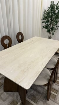 ميز طعام • شاريه من شهر • نضيف